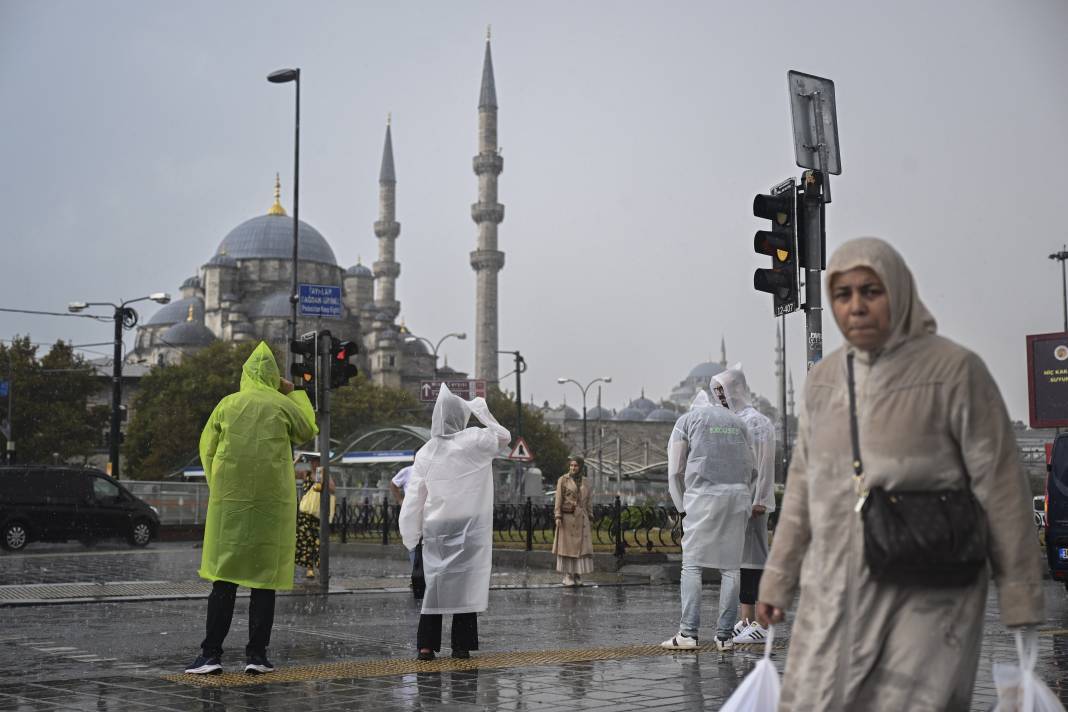 İstanbul'da sağanak hayatı felç etti! Araçlar sular altında kaldı 16